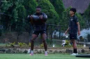 Striker baru Arema FC, Samuel Otusanya, telah bergabung dalam sesi latihan tim untuk persiapan menghadapi Persik Kediri.