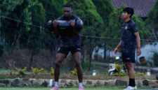 Striker baru Arema FC, Samuel Otusanya, telah bergabung dalam sesi latihan tim untuk persiapan menghadapi Persik Kediri.