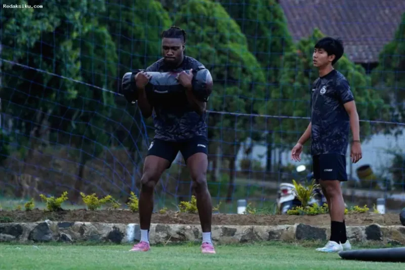 Penyerang baru Arema FC, Samuel Otusanya, mengikuti sesi latihan tim jelang laga melawan Persik Kediri.