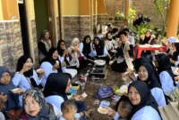 Mahasiswa KKN UNS kelompok 54 memberikan pelatihan pembuatan selai jambu air kepada ibu-ibu PKK di Demak.