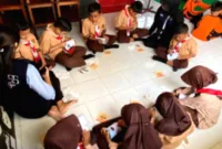 Mahasiswa KKN UNS memberikan edukasi pengelolaan keuangan kepada siswa SDN Lebak di Madiun