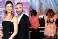 Adam Levine dan Behati Prinsloo bersama ketiga anak mereka