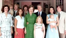 Jimmy Carter dan mendiang istrinya, Rosalynn Carter, membangun keluarga besar dengan empat anak serta puluhan cucu dan cicit.
