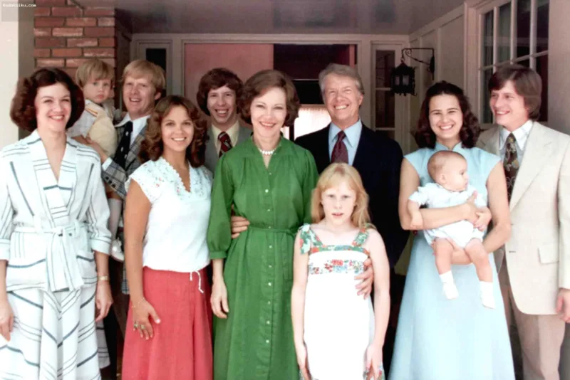 Mengenal Anak Cucu — Jimmy Carter dan mendiang istrinya, Rosalynn Carter, bersama anggota keluarga besar mereka.