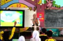 Siswa SDN 01 Sumberdem belajar tentang potensi bambu melalui kegiatan melukis layang-layang bersama mahasiswa KKN UNS.