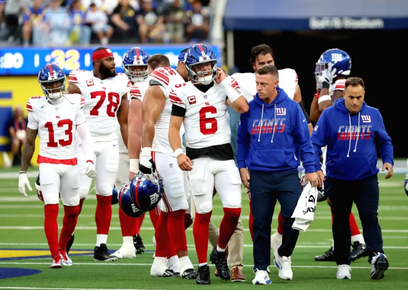 Pemain New York Giants tampak kecewa di lapangan setelah kekalahan telak dalam pertandingan American football.