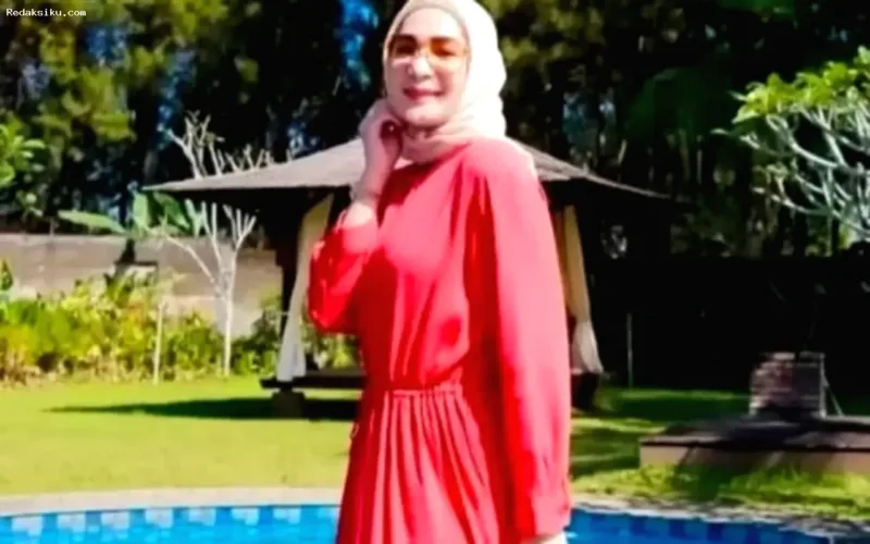 Erin Wartia resmi mengubah username akun Instagram terverifikasi miliknya menjadi @erintrygina.