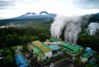 Operasional PLTP — Fasilitas PLTP Lahendong yang dikelilingi pepohonan hijau di kawasan Tomohon, Sulawesi Utara.