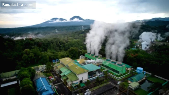 Operasional PLTP — Fasilitas PLTP Lahendong yang dikelilingi pepohonan hijau di kawasan Tomohon, Sulawesi Utara.