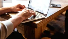 Mengubah pola pikir menjadi berorientasi pada pembaca adalah kunci sukses monetisasi blog.
