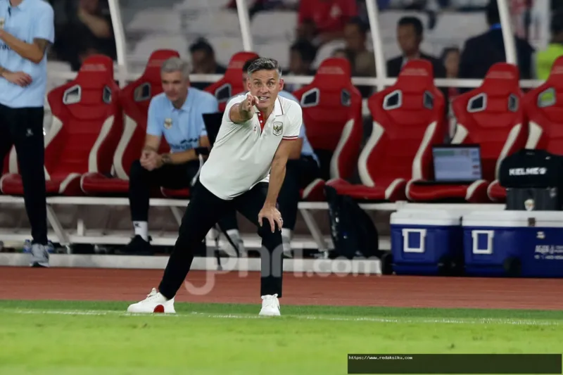 Pelatih Timnas Indonesia John Herdman memotivasi pemain di ruang ganti