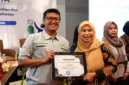 BPJS Kesehatan Cabang Kediri memberikan penghargaan kepada badan usaha yang konsisten mendukung Program JKN.
