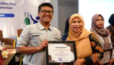 BPJS Kesehatan Cabang Kediri memberikan penghargaan kepada badan usaha yang konsisten mendukung Program JKN.