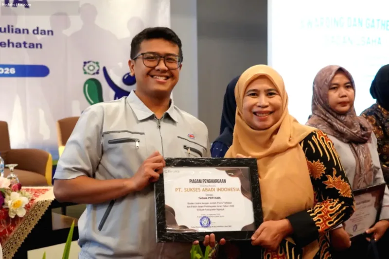 BPJS Kesehatan Kediri — Perwakilan BPJS Kesehatan Cabang Kediri memberikan penghargaan kepada badan usaha yang patuh program JKN.