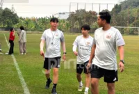 Shin Tae-yong Antusias — Pelatih Persija Jakarta Shin Tae-yong memantau sesi latihan pemain di Persija Training Ground