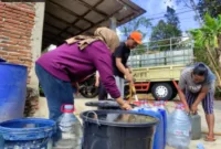 Warga Dusun Kalimojo Pacitan menghadapi krisis air bersih akibat sumur kering di musim kemarau panjang.