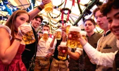 Oktoberfest Jerman Dimulai dengan Ketukan Tong Bir Pertama