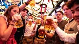 Oktoberfest Jerman Dimulai dengan Ketukan Tong Bir Pertama