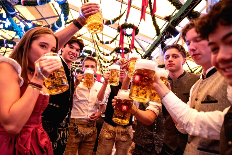 Oktoberfest Jerman — Pengunjung berpakaian tradisional Bavaria memadati area festival Oktoberfest di Munich, Jerman.