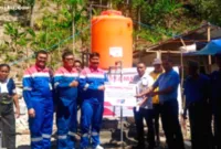 Penyaluran bantuan air bersih oleh Pertamina kepada warga terdampak gempa bumi di NTT.
