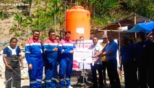 Pertamina menyalurkan bantuan air bersih untuk membantu warga korban gempa bumi di NTT.
