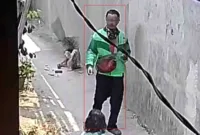 Pria Berjaket Ojol — Pria berjaket ojek online yang diduga pelaku pencabulan anak ditangkap polisi di Bekasi