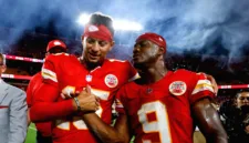 Kansas City Chiefs sukses mengalahkan Indianapolis Colts melalui drama babak tambahan berkat aksi gemilang Patrick Mahomes.