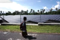 Transisi Energi Bersih — Pekerja meninjau lokasi proyek Pembangkit Listrik Tenaga Surya di kawasan Gilimanuk, Bali.