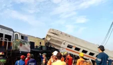 Satu orang tewas setelah mobil Toyota Fortuner tertabrak kereta api di pelintasan sebidang Desa Gambirono, Jember.
