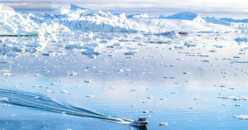 Greenland-Antartika Susut — Visualisasi satelit menunjukkan hamparan es kutub yang menyusut di Greenland dan Antartika.