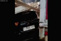 kecelakaan truk rem blong — Truk boks dan minibus terlibat kecelakaan akibat rem blong di Jalan Raya Puncak Bogor