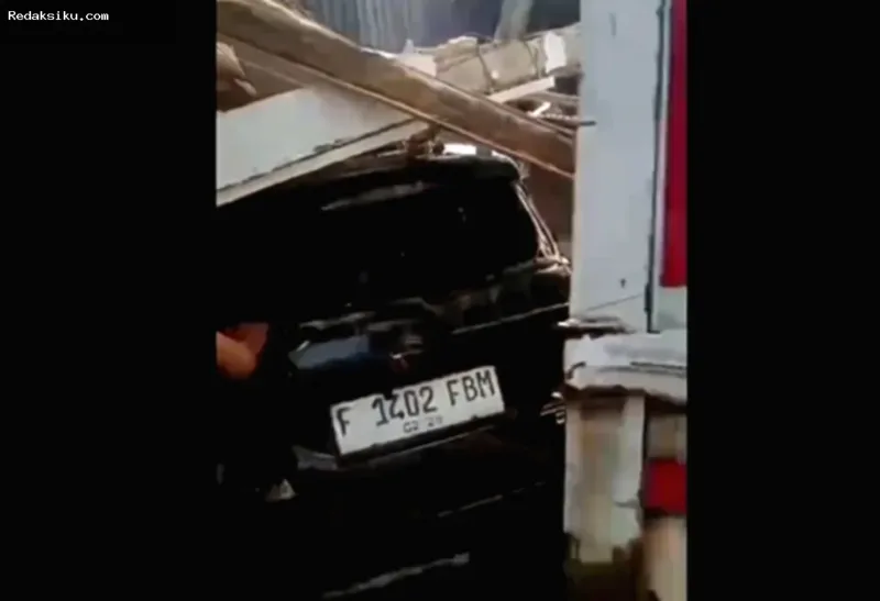 kecelakaan truk rem blong — Truk boks dan minibus terlibat kecelakaan akibat rem blong di Jalan Raya Puncak Bogor
