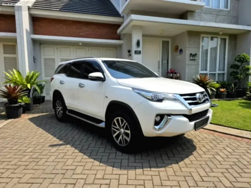Toyota Fortuner Bensin 2023 — Toyota Fortuner bensin tahun 2023 bekas di pasaran