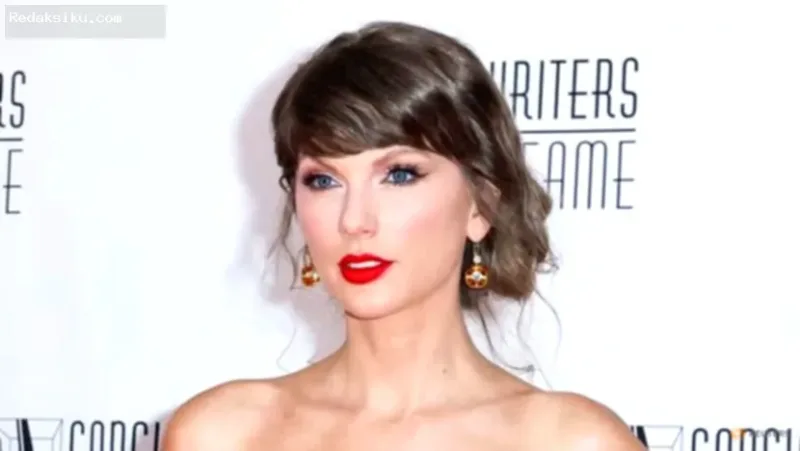 Artist-Director MTV VMA — Taylor Swift tersenyum saat menghadiri ajang penghargaan di New York.