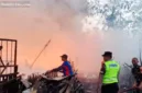 Sebuah gudang penyimpanan barang bekas di Karas, Magetan, mengalami kebakaran hebat yang menghanguskan sebagian besar isinya.
