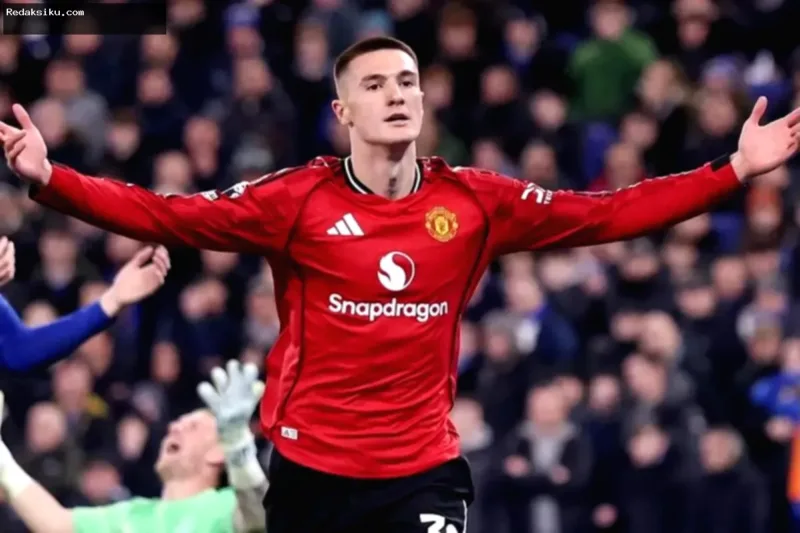 Everton Manchester — Penyerang Manchester United Benjamin Sesko saat berada di lapangan hijau.