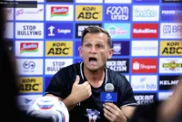 PSM — Pelatih Persib Bandung Igor Tolic saat memberikan instruksi dalam sesi latihan tim