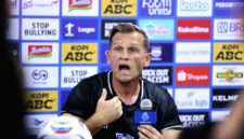 Pelatih Persib Bandung Igor Tolic menyiapkan strategi tim jelang laga pembuka melawan PSM Makassar.