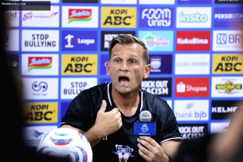 PSM — Pelatih Persib Bandung Igor Tolic saat memberikan instruksi dalam sesi latihan tim