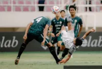 Pemain PSS Sleman bersiap menghadapi Bali United dalam laga pembuka Super League 2026 di Stadion Kapten I Wayan Dipta.