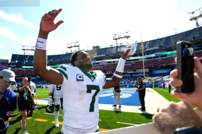 lini serang Jets — Pemain New York Jets bersiap di lapangan saat pertandingan NFL musim 2026.