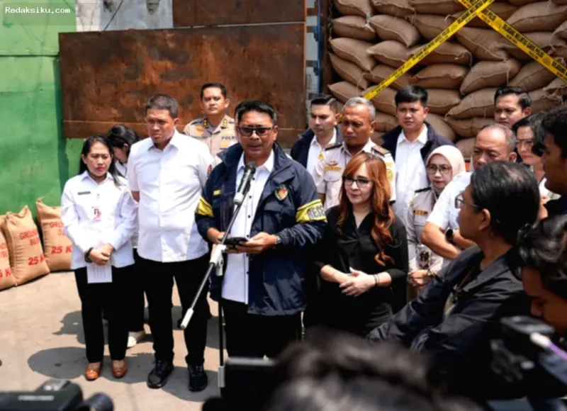 DKI — Tumpukan karung berisi kacang tanah sitaan polisi di sebuah gudang kawasan Penjaringan, Jakarta Utara.