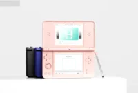 Konsol genggam retro Anbernic RG DS Plus dengan desain layar ganda yang menyerupai Nintendo 3DS XL.