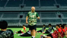 Bernardo Tavares menyoroti catatan buruk Persebaya saat menghadapi Bhayangkara Presisi Lampung FC.