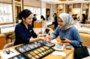Emas batangan menjadi pilihan utama masyarakat untuk mengamankan kekayaan jangka panjang karena tahan terhadap inflasi.