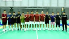 Kento Momota turun tangan membantu persiapan sektor tunggal putra Indonesia di Pelatnas Cipayung jelang Asian Games 2026.