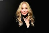 Aktris Christina Applegate tersenyum saat membagikan kondisi kesehatannya setelah diagnosis multiple sclerosis.