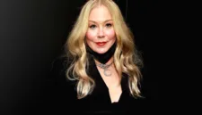 Christina Applegate terbuka mengenai tantangan fisik dan penyesuaian gaya hidup setelah didiagnosis multiple sclerosis pada 2021.