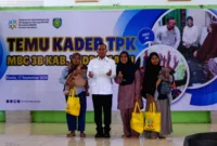 Menteri Kependudukan dan Pembangunan Keluarga Wihaji memberikan arahan kepada TPK di Indramayu terkait program makan bergizi.