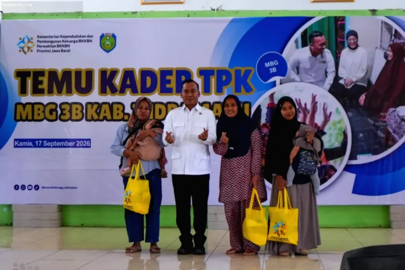 Menteri Kependudukan dan Pembangunan Keluarga Wihaji memberikan arahan kepada TPK di Indramayu terkait program makan bergizi.